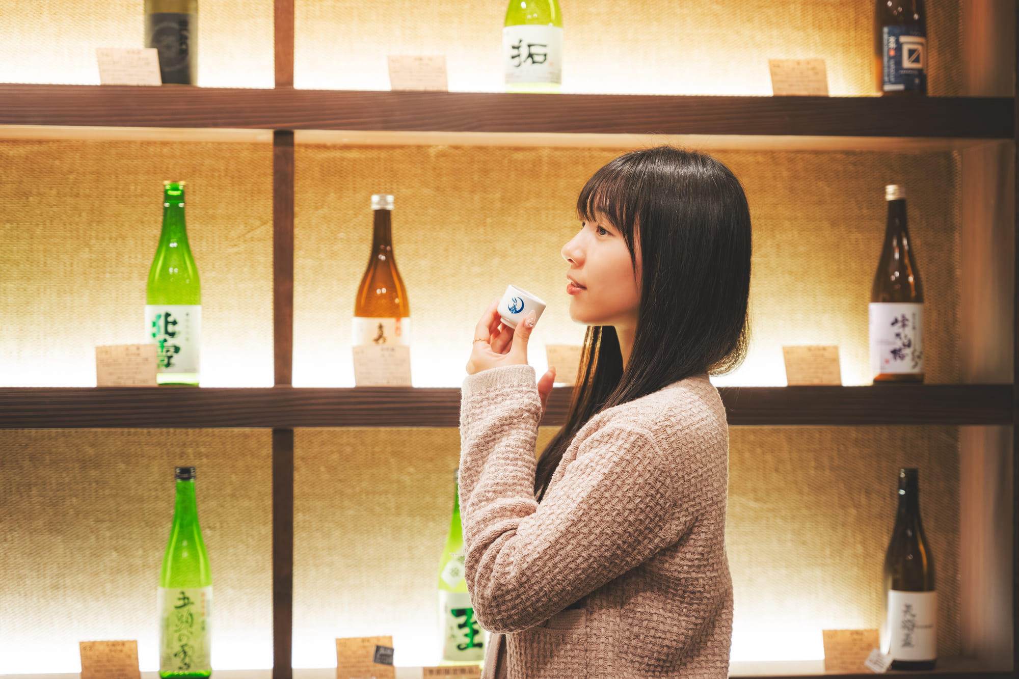 品嘗清酒的圖像