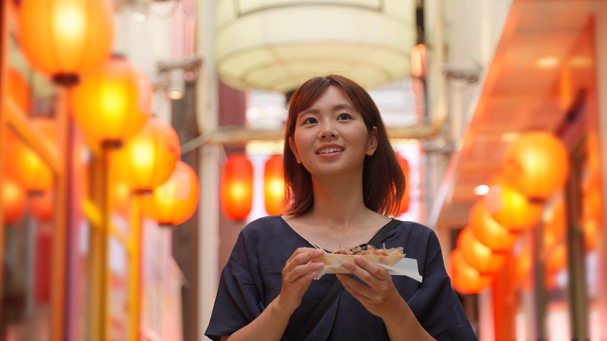 邊走邊吃的圖像