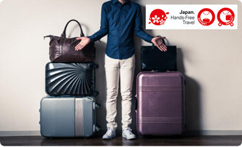 把旅行箱放在兩邊的男性遊客