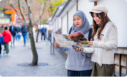 考慮旅遊目的地的兩名女性遊客