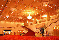 宝塚大劇場のシャンデリア電球をフィラメント型LED電球に変更