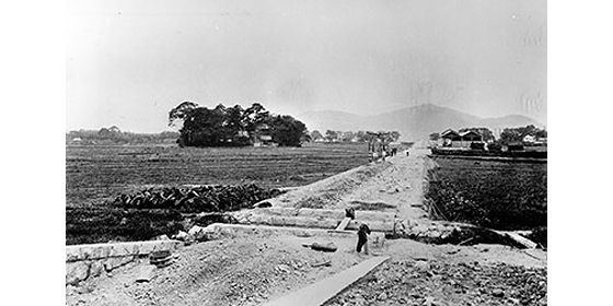 池田付近の軌道敷設工事 左奥は呉服神社（1909年）
