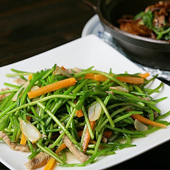色鮮やかな台湾野菜がみずみずしい「水蓮菜（スイレンサイ）」