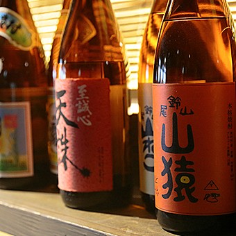 めずらしい銘柄の焼酎や日本酒も各種そろいます。