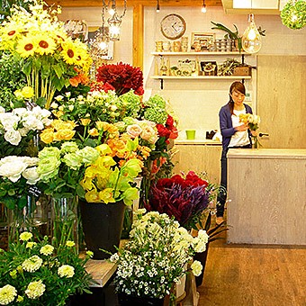 色とりどりの花でいっぱいの明るい店内