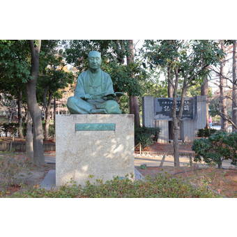 近松門左衛門の像