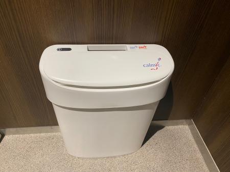 女性用ならびにバリアフリートイレに自動開閉式サニタリーボックスを設置しております