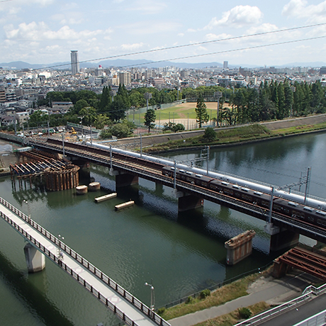 千里線下新庄駅～吹田駅間の上下線の仮線切替が完了し、仮の神崎川橋梁を電車が走行しています。