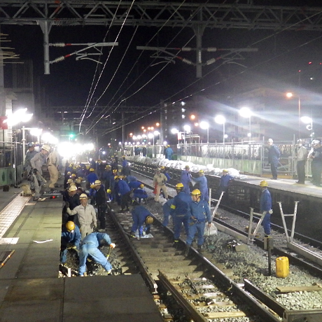 最終電車通過後に、それまで電車が走行していたレールを仮線側のレールにつなぎ替える作業を一晩のうちに実施しました。