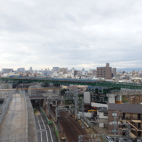 淡路駅の京都河原町方のJRおおさか東線交差部では、2層トラス桁架設の準備を開始しました。