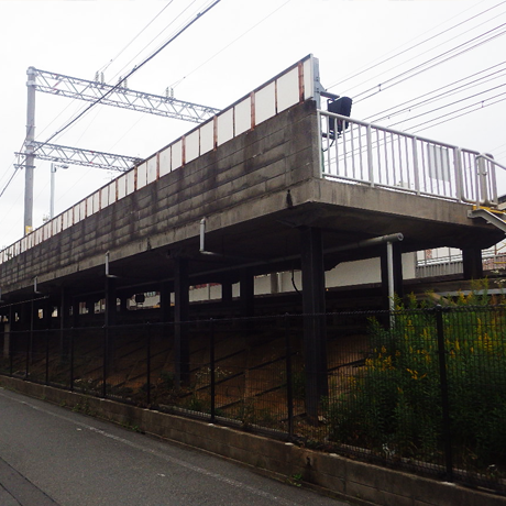 神崎川駅下りホーム背壁　改修前