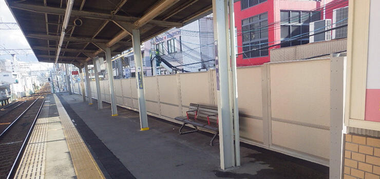 神崎川駅ホーム上のコンクリートブロック背壁を改修しました