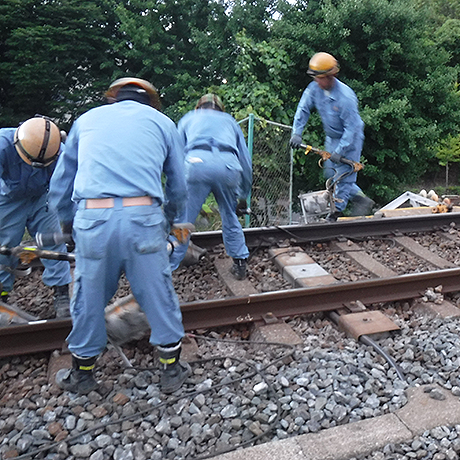 線路の被害（沈下・ゆがみ）を整備し、列車運行を再開するため、人力にて復旧作業をおこないました。