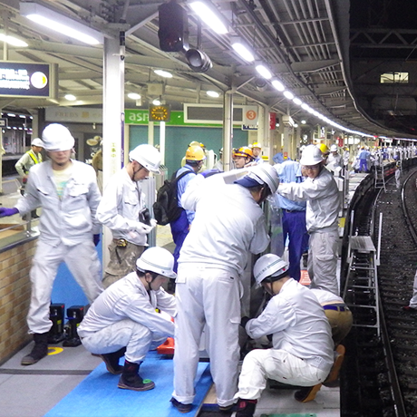 3号線の可動式ホーム柵設置日の作業状況です。総勢約150人で設置しました。