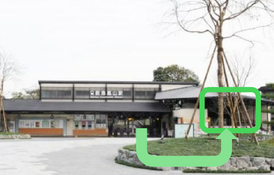 嵐山駅の改札から臨時改札口を案内している写真です。